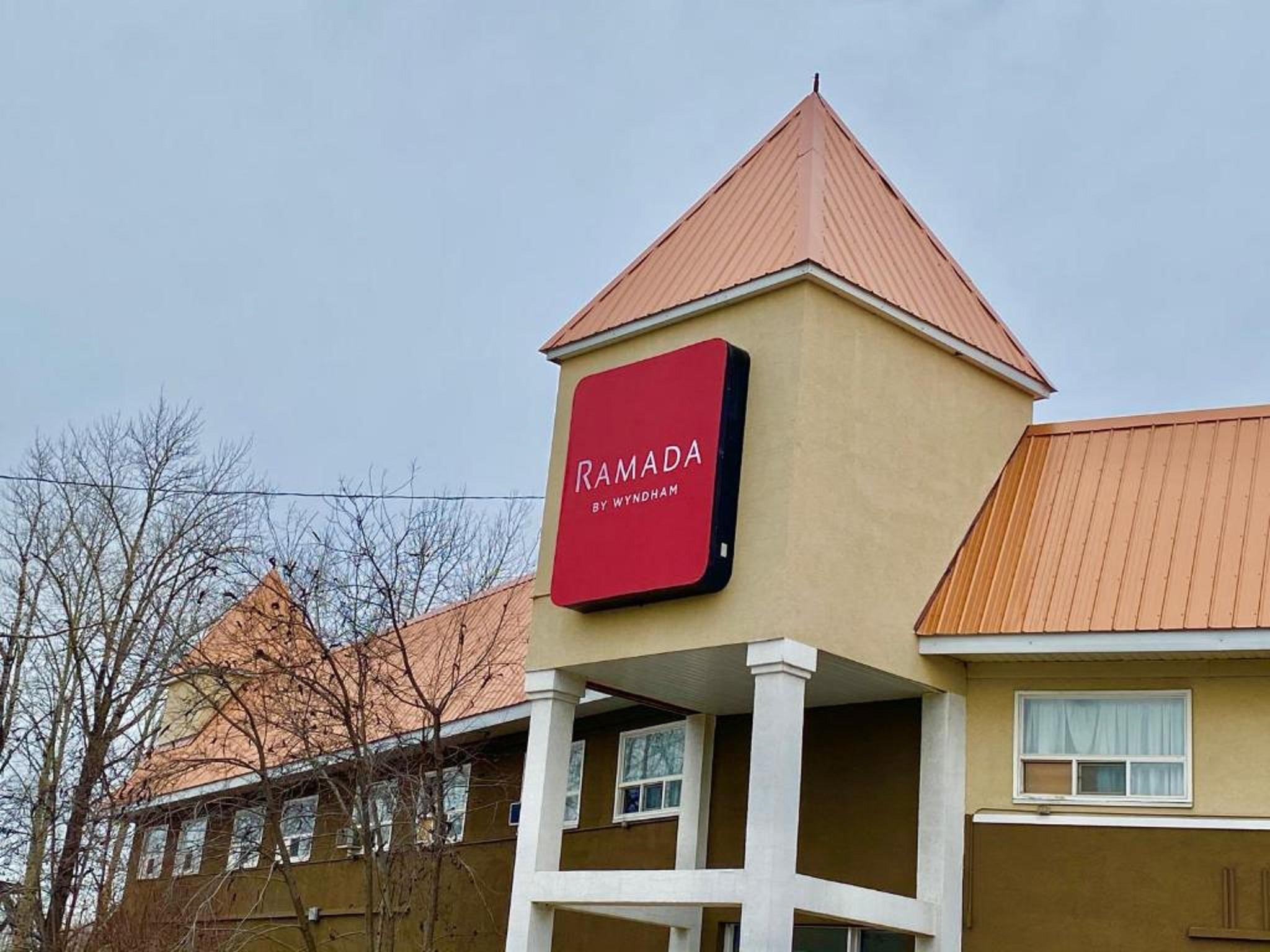 Ramada By Wyndham Whitecourt Ξενοδοχείο Εξωτερικό φωτογραφία